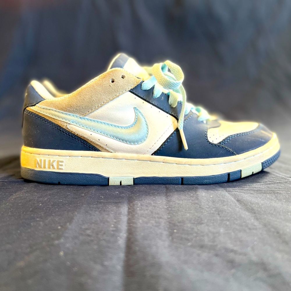 NIKE SNEAKERS SIZE 6Y/ WOMEN’S SIZE 8 BLUE